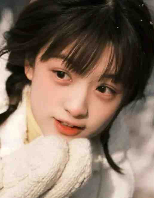 一个艳光四射的美女